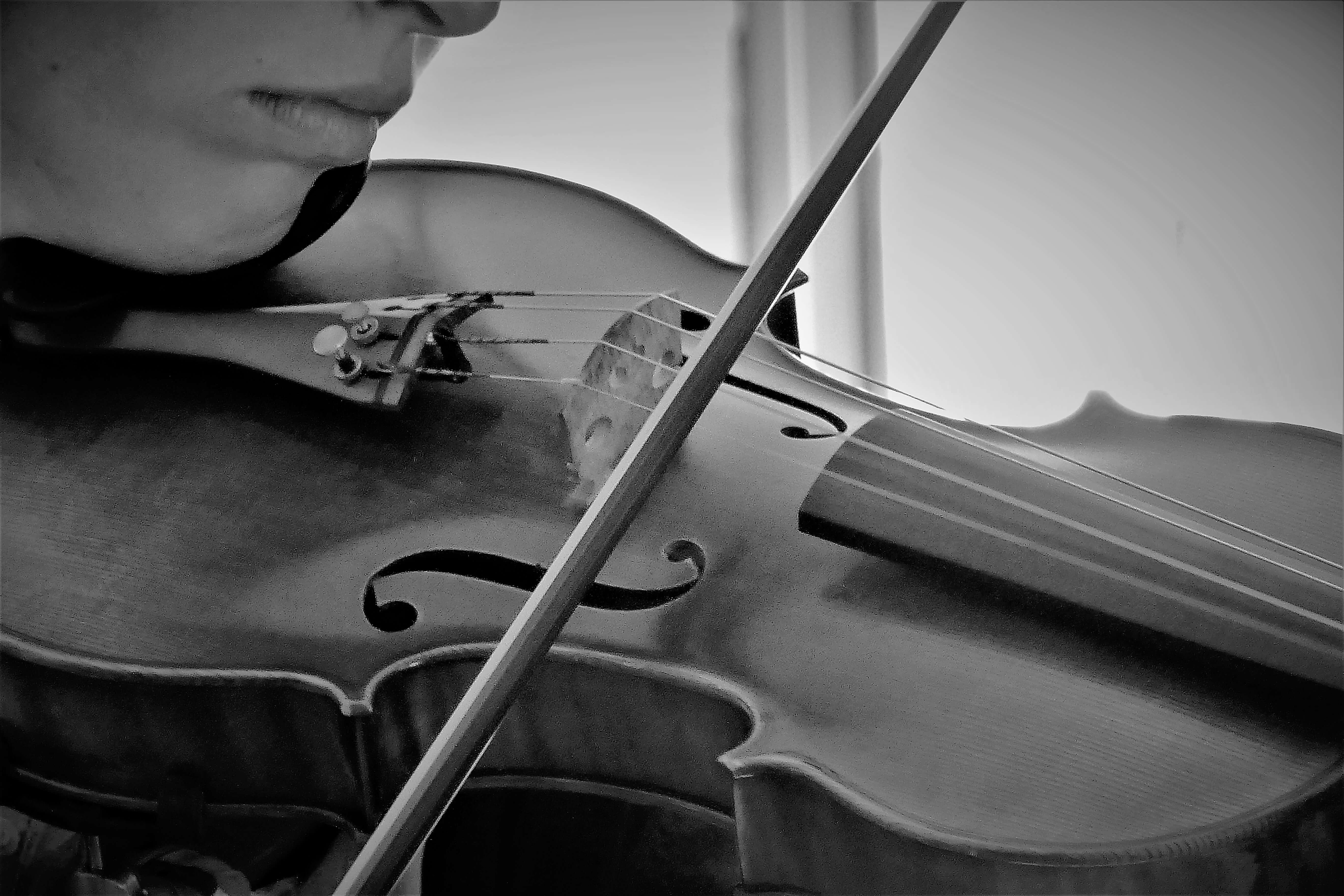 practicar violin frente a un espejo